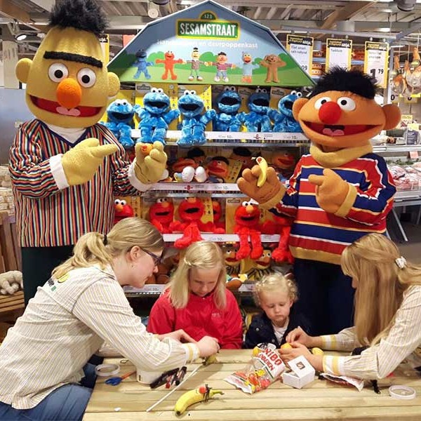 Bert en Ernie inhuren, Sesamstraat, Meet & Greet met Sesamstraat, Sesamstraat boeken, Sesamstraat inhuren, Sesamstraat huren, Sesamstraat op bezoek, Sesamstraat activiteiten, Sesamstraat foto actie, Sesamstraat entertainment, Bekende Kindercharacters boeken, kinderfiguren inhuren, winkelcentrumpromotie, looppop inhuren, Bekend Kindercharacter boeken, looppop boeken, tv karakter boeken, tv karakter inhuren, winkelcentrum promotie, Sesamstraat minishow